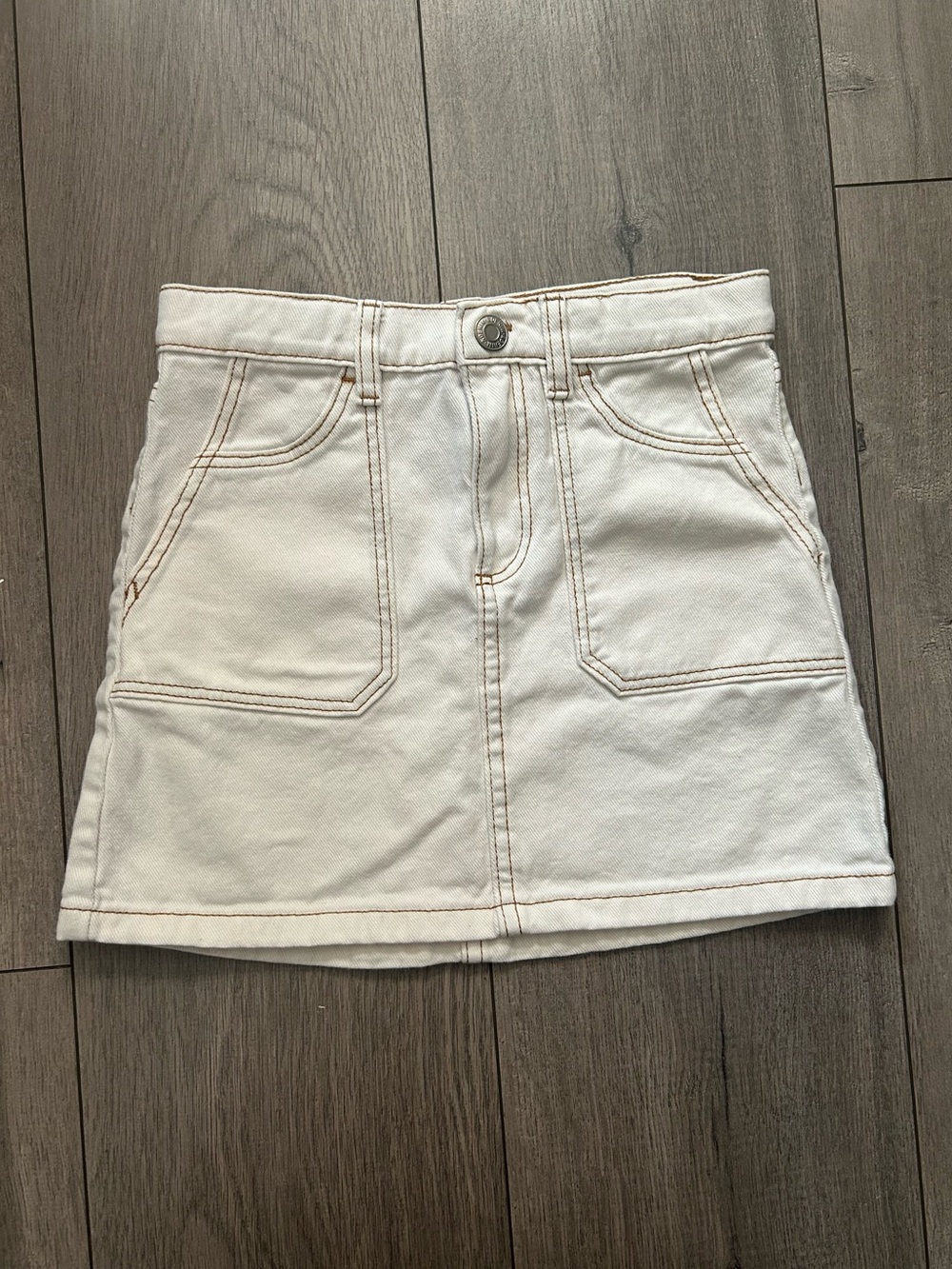 H&M white skirt featuring contrast stitching & large front pockets - 6-7 years